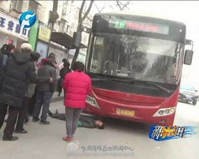 老年旅行团遭遇公交困境，挤不上车，拦路要求加车