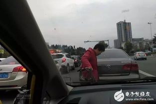 司机正常直行遭遇汽车“鬼探头”